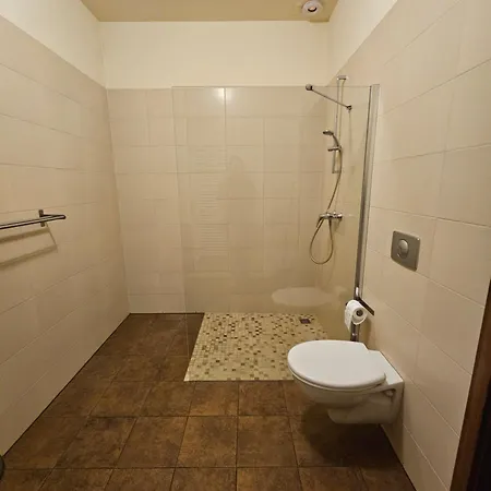 Gospodarstwo Nad Jeziorem Bauernhof Zalom (Czlopa)