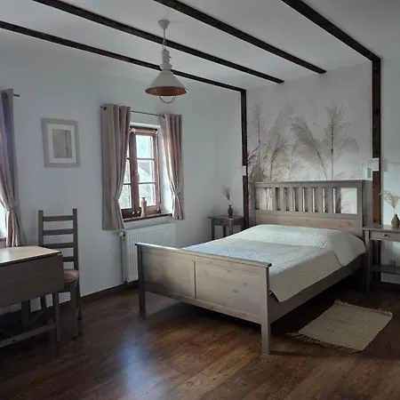 Gospodarstwo Nad Jeziorem Bauernhof Zalom (Czlopa)