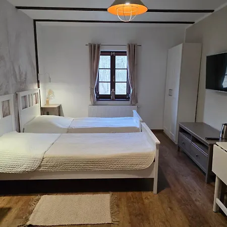 Gospodarstwo Nad Jeziorem Bauernhof Zalom (Czlopa)