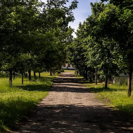 Gospodarstwo Nad Jeziorem Bauernhof Zalom (Czlopa)